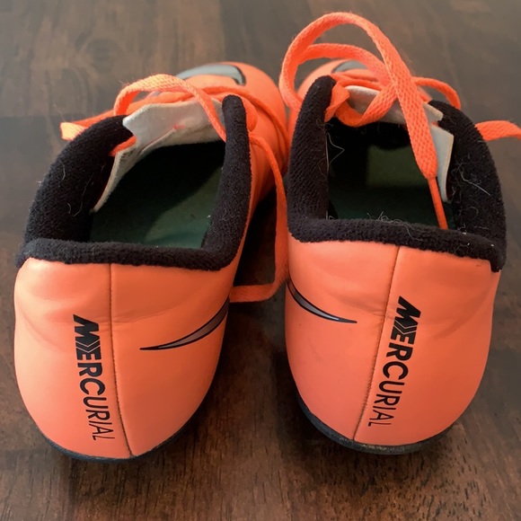 Kids 3Y Nike soccer cleats - Picture 3 of 6